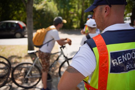 A kerékpárosokat ellenőrizték a rendőrök a Velencei-tónál
